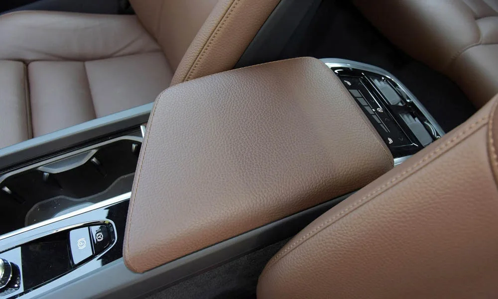 Фото Volvo XC60 — центральный подлокотник. Подлокотник консоли: зона отдыха правой руки и крышка бокса. Внутри — бокс для мелочей; у ряда версий с охлаждением и USB Volvo XC60 — центральный подлокотник