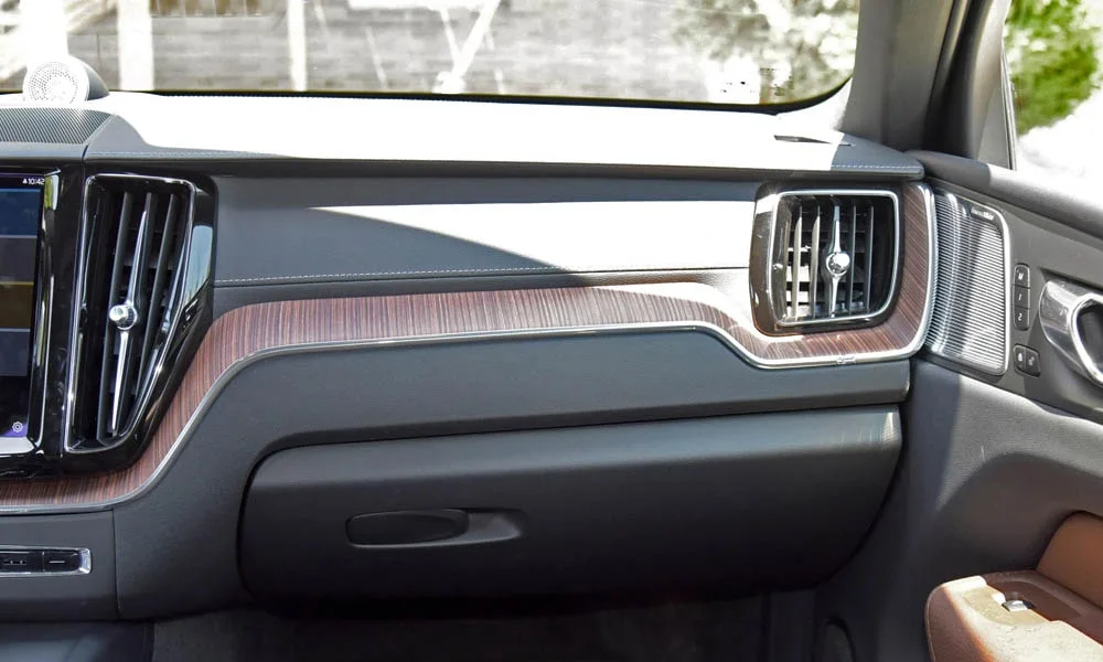Фото Volvo XC60 — дверная карта. Подлокотник, динамик и блок стеклоподъёмников. Решётка динамика в двери — часть штатной акустики Volvo XC60 — дверная карта