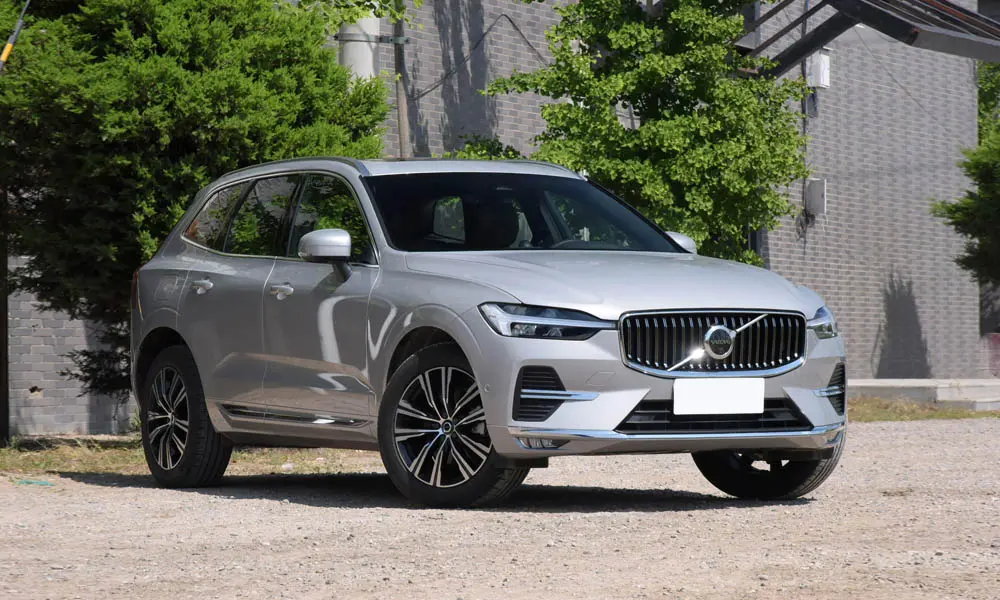 Фото Volvo XC60 — вид спереди, фото 3. Кузов в серебристом цвете: рисунок оптики и решётки задаёт узнаваемое «лицо» модели Volvo XC60 — вид спереди, фото 3