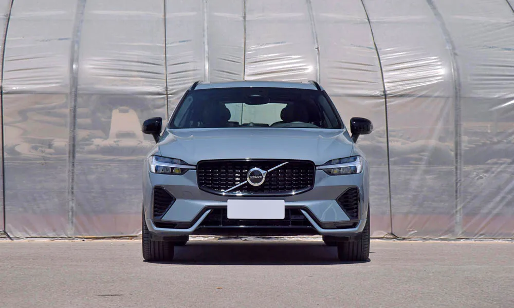 Фото Volvo XC60 — вид спереди, фото 4. Серый кузов, строгая симметрия оптики — базовый ракурс знакомства с дизайном. Рисунок ходовых огней — подпись модели, по нему её узнают в потоке Volvo XC60 — вид спереди, фото 4