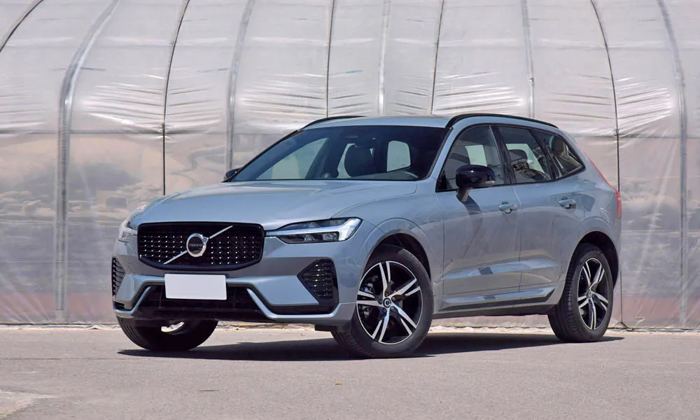 Фото Volvo XC60 — вид спереди, фото 5. Оптика, решётка и бампер — первое впечатление о модели. Рисунок ходовых огней — подпись модели, по нему её узнают в потоке Volvo XC60 — вид спереди, фото 5