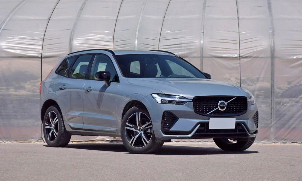Фото Volvo XC60 — вид спереди, фото 6. Оптика, решётка и бампер — первое впечатление о модели. Дневные ходовые огни включаются автоматически с запуском Volvo XC60 — вид спереди, фото 6