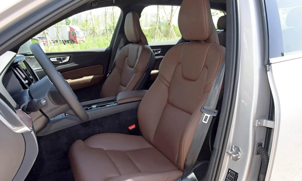 Фото Volvo XC60 — передние сиденья. Профиль кресел: боковая поддержка и подголовники. Регулировки с памятью возвращают кресло под водителя одним нажатием — у версий с электроприводом Volvo XC60 — передние сиденья