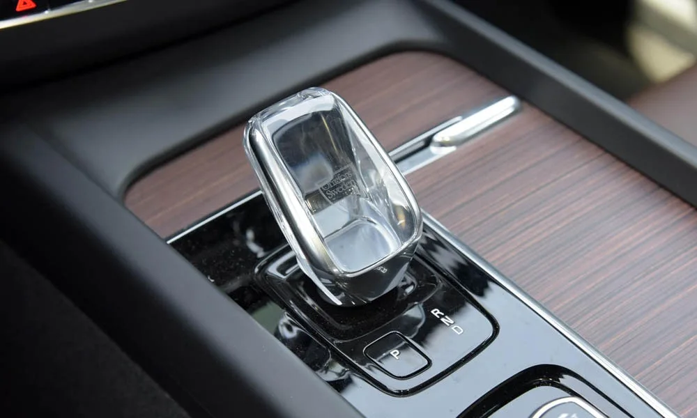 Фото Volvo XC60 — селектор коробки передач. Селектор трансмиссии на центральной консоли. Автохолд удерживает машину на светофоре без ноги на тормозе Volvo XC60 — селектор коробки передач