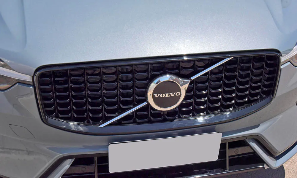 Фото Volvo XC60 — решётка радиатора, фото 2. Рисунок решётки: сетка, ламели или глухая панель у электроверсий. За решёткой у многих комплектаций стоит радар адаптивного круиз-контроля Volvo XC60 — решётка радиатора, фото 2