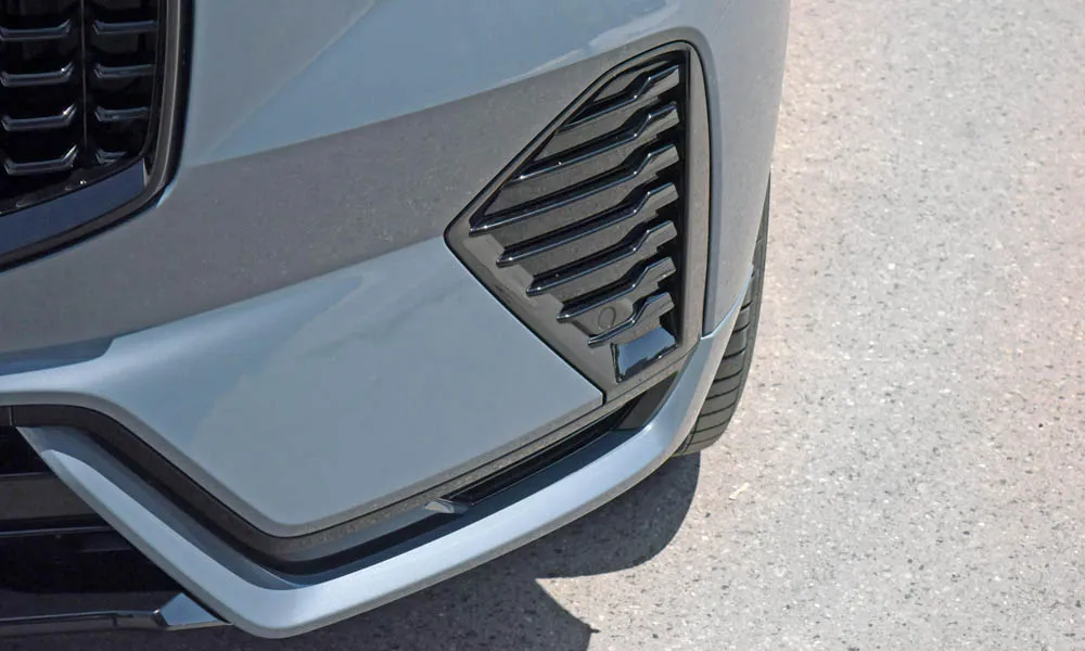 Фото Volvo XC60 — решётка радиатора, фото 3. Рисунок решётки: сетка, ламели или глухая панель у электроверсий. За решёткой у многих комплектаций стоит радар адаптивного круиз-контроля Volvo XC60 — решётка радиатора, фото 3