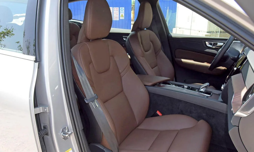 Фото Volvo XC60 — интерьер. Общий план салона: архитектура панели, консоль и кресла. Светлая гамма зрительно расширяет салон, тёмная — практичнее в уходе Volvo XC60 — интерьер
