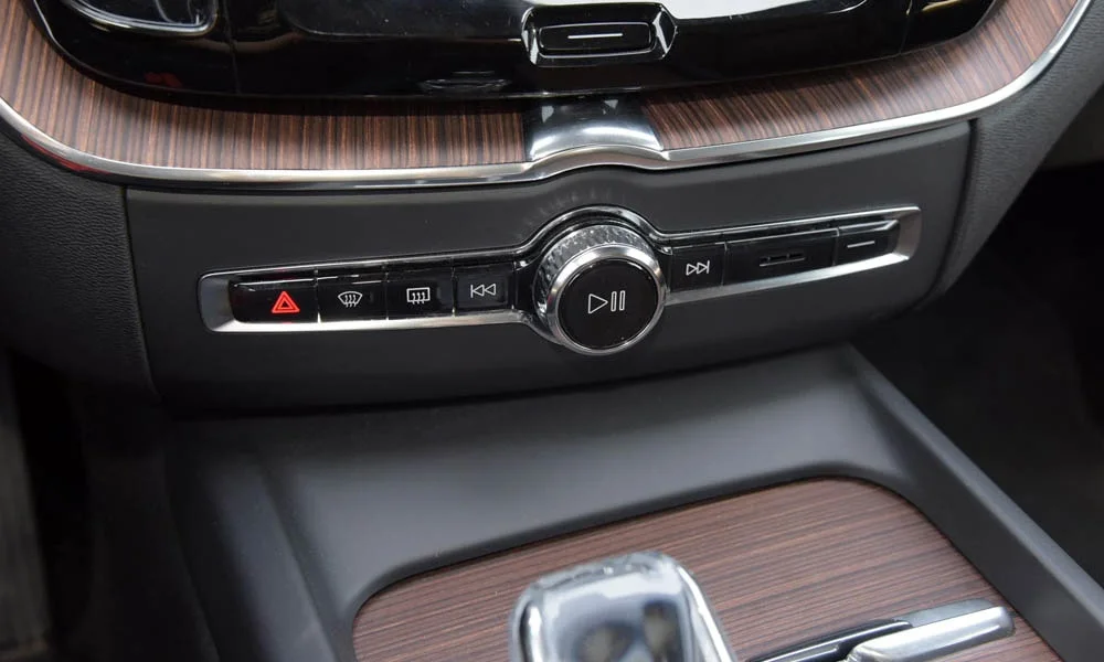Фото Volvo XC60 — интерьер, фото 2. Общий план салона: архитектура панели, консоль и кресла. Светлая гамма зрительно расширяет салон, тёмная — практичнее в уходе Volvo XC60 — интерьер, фото 2