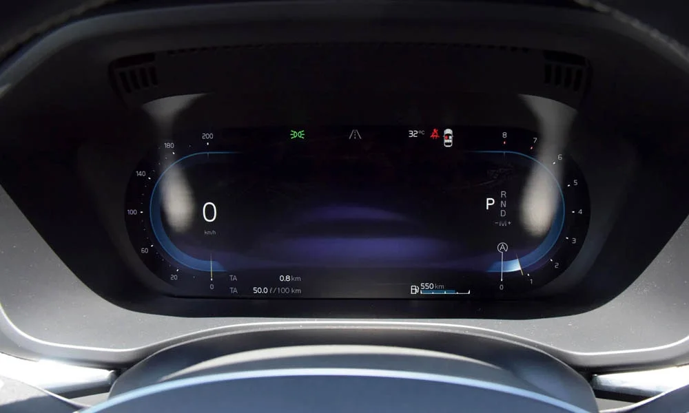Фото Volvo XC60 — экран мультимедиа. Горизонтальный экран мультимедиа на передней панели. Поддержка смартфонов и обновления «по воздуху» — ключевые вопросы к медиасистеме; наличие русификации уточняйте у дилера Volvo XC60 — экран мультимедиа