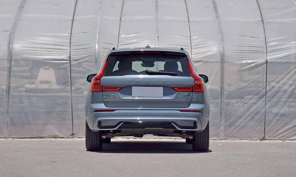 Фото Volvo XC60 — вид сзади, фото 4. Корма в сером цвете: графика фонарей и пластика пятой двери Volvo XC60 — вид сзади, фото 4