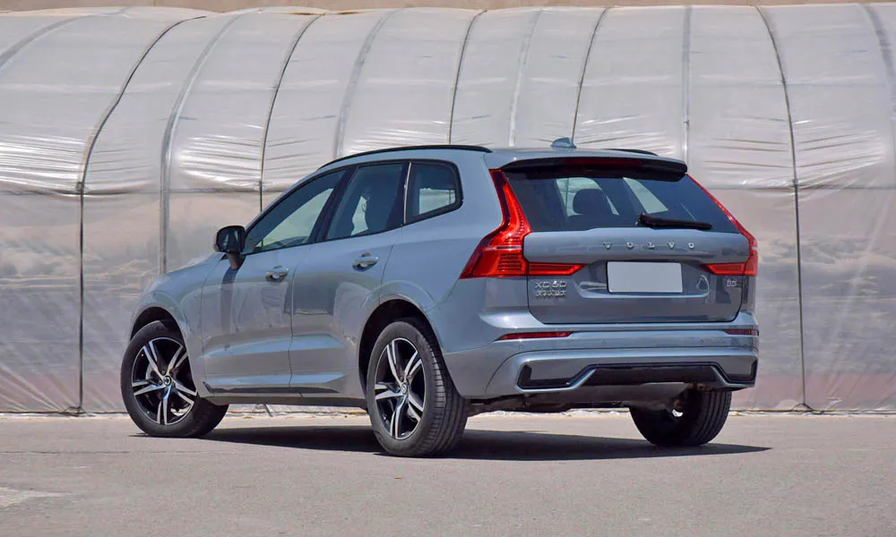 Фото Volvo XC60 — вид сзади, фото 5. Серый кузов сзади — фонари и бампер определяют ночной образ модели. Насадки выхлопа или их имитация внизу бампера различают версии Volvo XC60 — вид сзади, фото 5