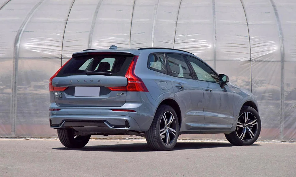Фото Volvo XC60 — вид сзади, фото 6. Линия крыши, стойки и задняя дверь в сером исполнении Volvo XC60 — вид сзади, фото 6