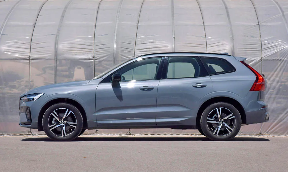 Фото Volvo XC60 — вид сбоку, фото 2. Профиль в сером цвете: соотношение колёсной базы и свесов. Хромированные или чёрные молдинги окон отличают комплектации Volvo XC60 — вид сбоку, фото 2
