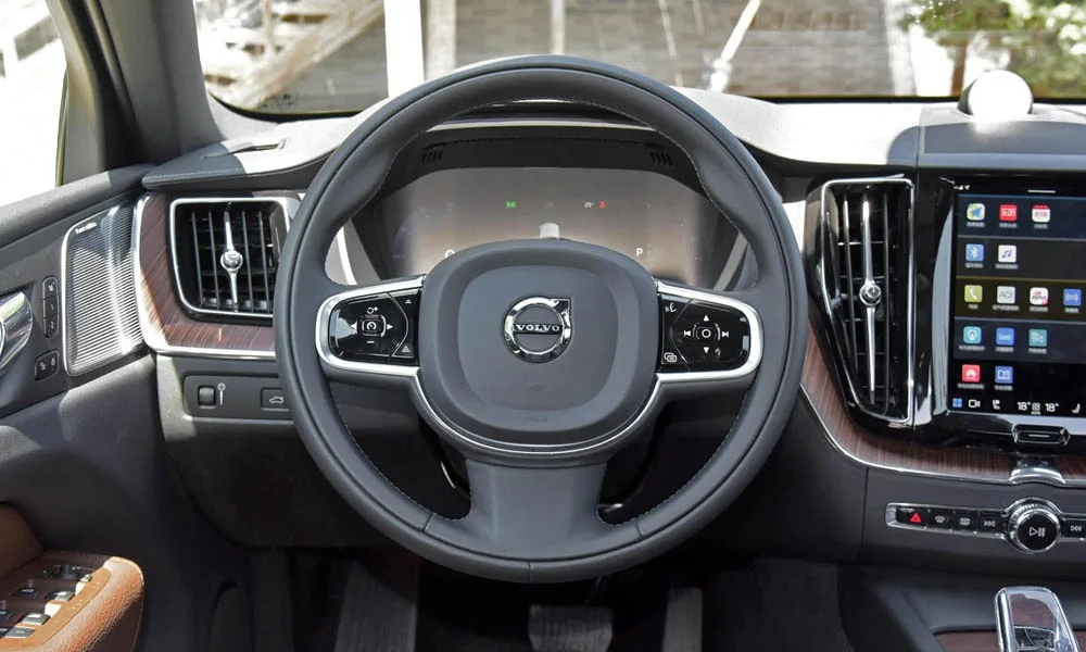 Фото Volvo XC60 — руль. Обшивка обода и компоновка спиц крупным планом Volvo XC60 — руль