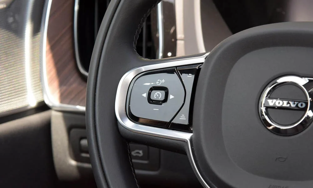 Фото Volvo XC60 — руль, фото 2. Обшивка обода и компоновка спиц крупным планом. Обогрев обода — опция, которую оценят зимой Volvo XC60 — руль, фото 2
