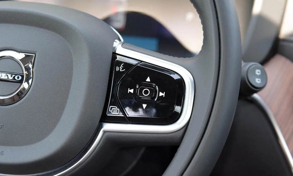 Фото Volvo XC60 — руль, фото 3. Обшивка обода и компоновка спиц крупным планом. Обогрев обода — опция, которую оценят зимой Volvo XC60 — руль, фото 3