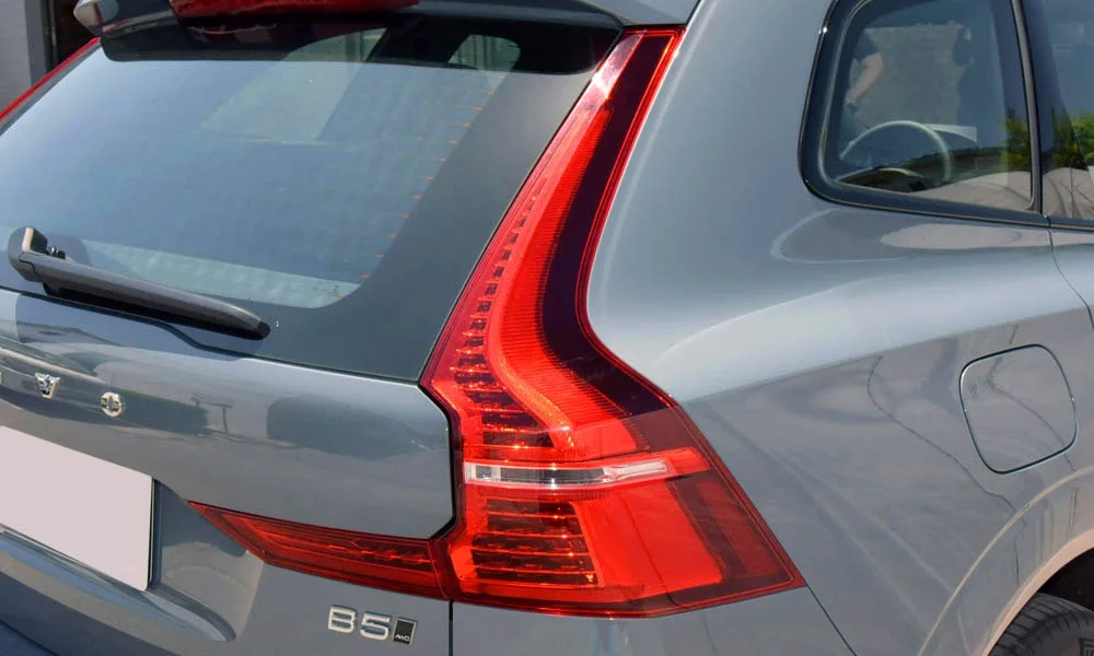 Фото Volvo XC60 — задние фонари. Рассеиватель фонаря вблизи: компоновка секций габарита, стопа и поворотника Volvo XC60 — задние фонари
