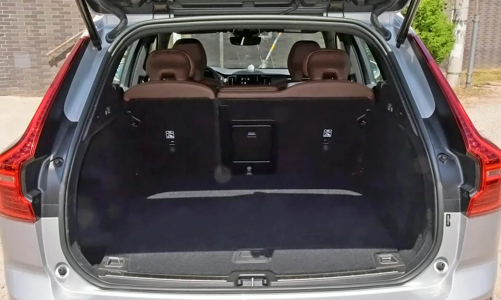 Фото Volvo XC60 — багажник. Форма проёма, ровный пол и организация пространства. Спинки второго ряда складываются и расширяют отсек под длинные грузы Volvo XC60 — багажник
