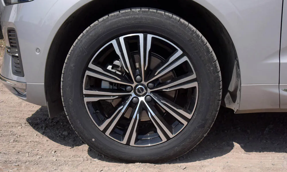 Фото Volvo XC60 — колесо и диск. Дизайн спиц и профиль резины крупным планом. Индекс скорости и нагрузки читается на боковине шины Volvo XC60 — колесо и диск