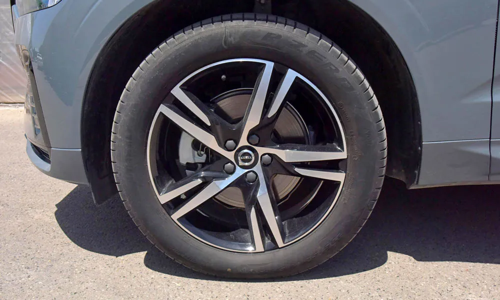 Фото Volvo XC60 — колесо и диск, фото 2. Дизайн спиц и профиль резины крупным планом. Рекомендованные размеры шин и давление — на табличке в проёме водительской двери Volvo XC60 — колесо и диск, фото 2