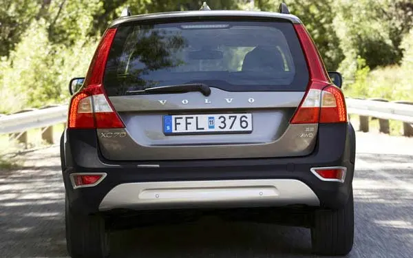 Volvo XC70 2011-2013: вид сзади. Volvo XC70 2011-2013 — вид сзади
