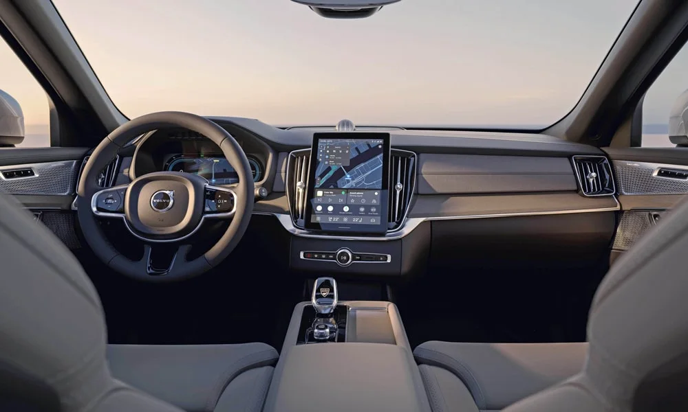 Фото Volvo XC90 (2024) — передняя панель. Архитектура передней панели: ярусы, вставки и консоль в светло-серой гамме Volvo XC90 (2024) — передняя панель