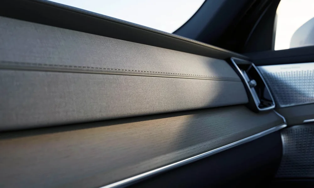 Фото Volvo XC90 (2024) — дверная карта. Внутренняя панель двери: сочетание материалов и компоновка управления в светло-серой гамме. Решётка динамика в двери — часть штатной акустики Volvo XC90 (2024) — дверная карта