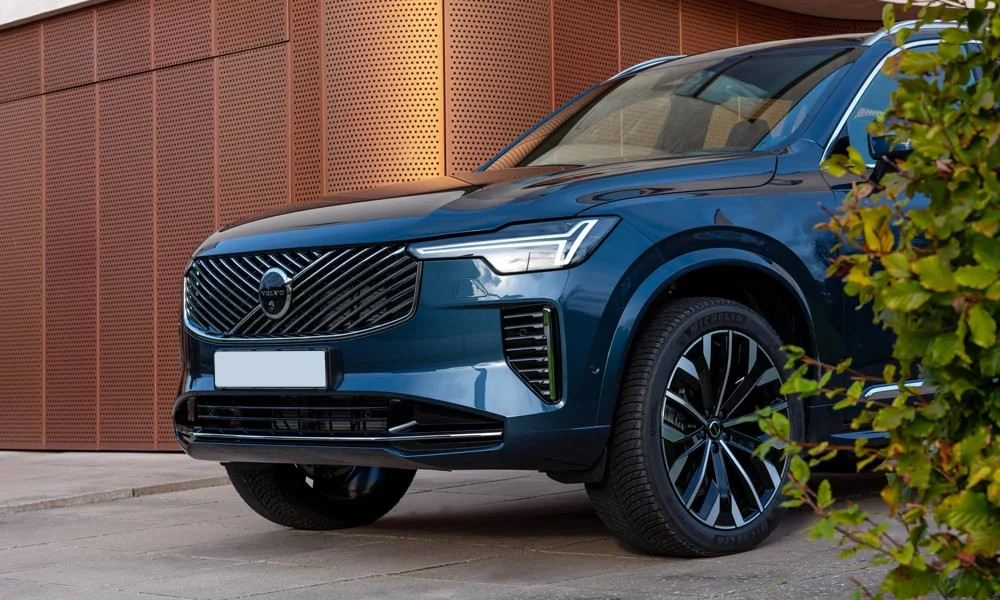 Фото Volvo XC90 (2024) — вид спереди, фото 4. Оптика, решётка и бампер — первое впечатление о модели Volvo XC90 (2024) — вид спереди, фото 4
