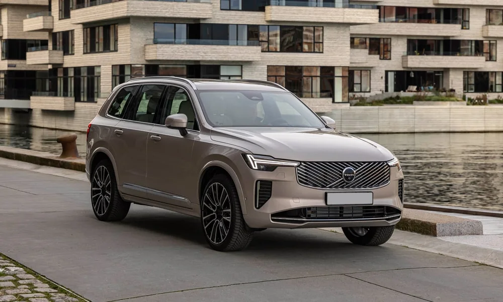 Фото Volvo XC90 (2024) — вид спереди, фото 5. Оптика, решётка и бампер — первое впечатление о модели. Рисунок ходовых огней — подпись модели, по нему её узнают в потоке Volvo XC90 (2024) — вид спереди, фото 5