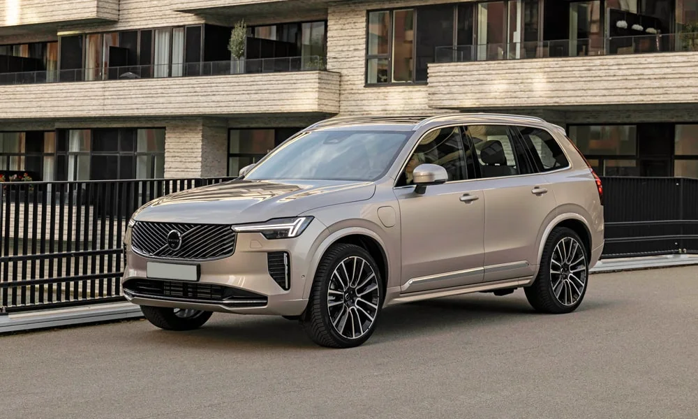 Фото Volvo XC90 (2024) — вид спереди, фото 6. Анфас: пропорции капота, посадка кузова и графика ходовых огней. Рисунок ходовых огней — подпись модели, по нему её узнают в потоке Volvo XC90 (2024) — вид спереди, фото 6