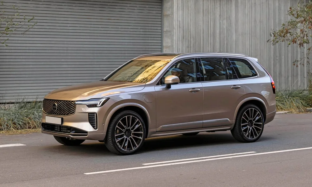 Фото Volvo XC90 (2024) — вид спереди, фото 7. Анфас: пропорции капота, посадка кузова и графика ходовых огней. Дневные ходовые огни включаются автоматически с запуском Volvo XC90 (2024) — вид спереди, фото 7