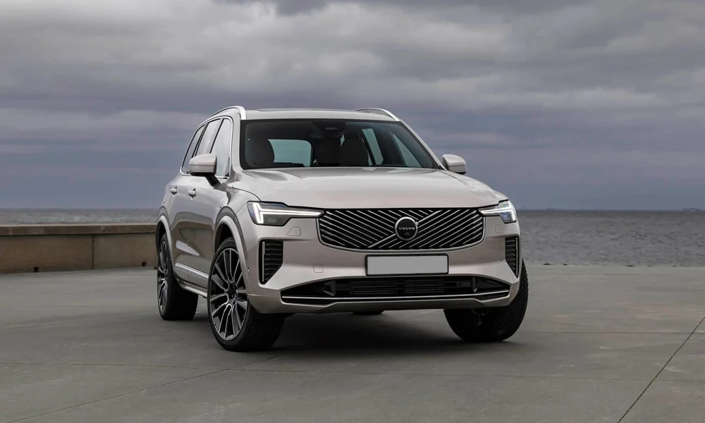 Фото Volvo XC90 (2024) — вид спереди, фото 8. Анфас: пропорции капота, посадка кузова и графика ходовых огней. Дневные ходовые огни включаются автоматически с запуском Volvo XC90 (2024) — вид спереди, фото 8