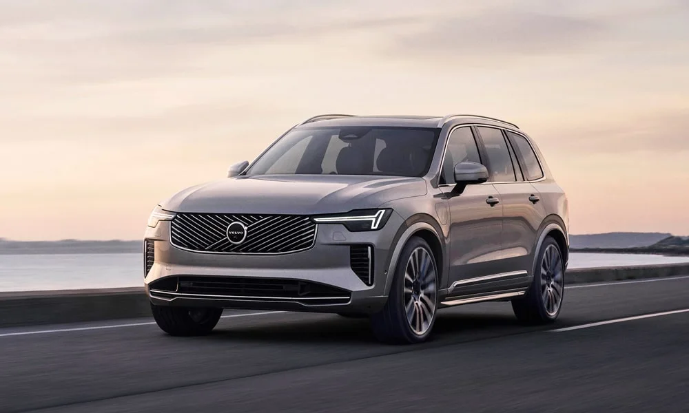 Фото Volvo XC90 (2024) — вид спереди, фото 9. Оптика, решётка и бампер — первое впечатление о модели. Рисунок ходовых огней — подпись модели, по нему её узнают в потоке Volvo XC90 (2024) — вид спереди, фото 9