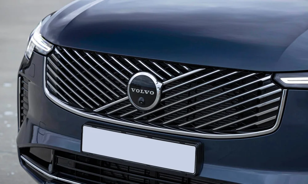 Фото Volvo XC90 (2024) — решётка радиатора. Фирменный рисунок облицовки — визитная карточка марки. За решёткой у многих комплектаций стоит радар адаптивного круиз-контроля Volvo XC90 (2024) — решётка радиатора
