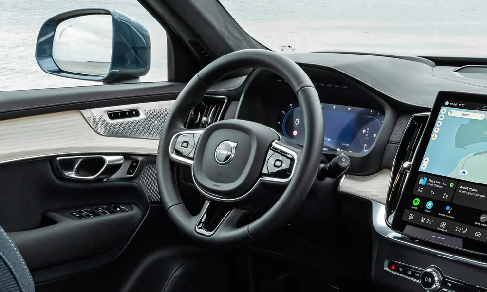 Фото Volvo XC90 (2024) — интерьер. Общий план салона: архитектура панели, консоль и кресла. Уровень отделки читается по стыкам панелей и мягким поверхностям в зонах касания Volvo XC90 (2024) — интерьер