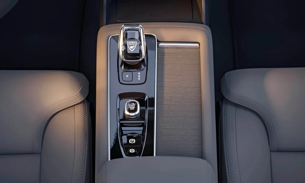 Фото Volvo XC90 (2024) — интерьер, фото 2. Общий план салона: архитектура панели, консоль и кресла Volvo XC90 (2024) — интерьер, фото 2
