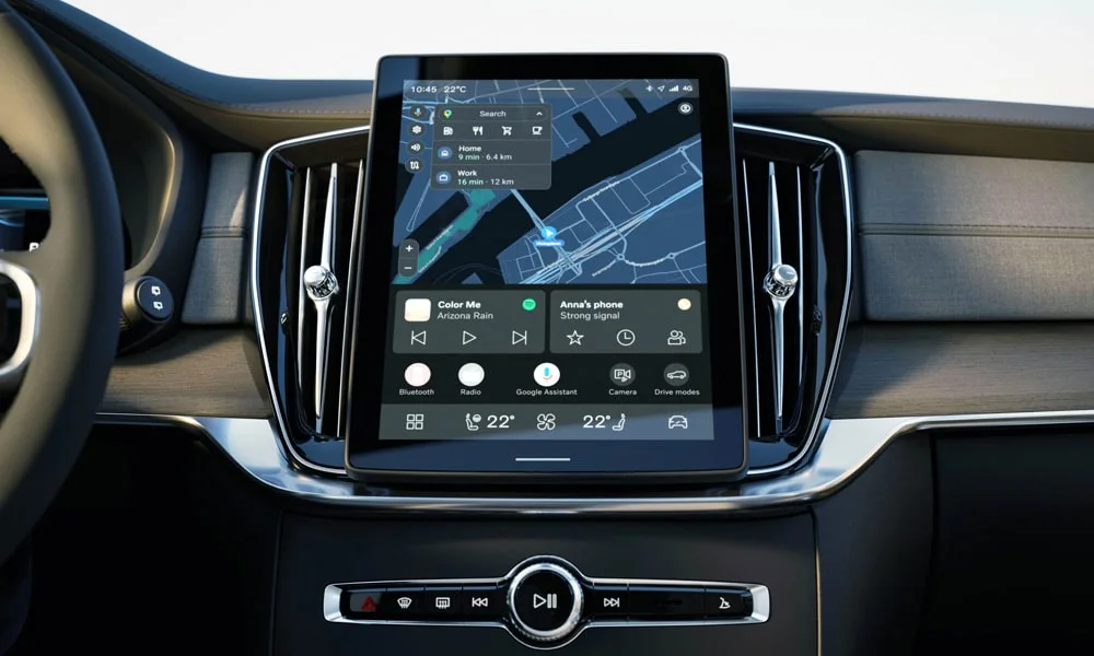 Фото Volvo XC90 (2024) — экран мультимедиа. Вертикальный экран мультимедиа — карты и списки помещаются целиком. Климат и обогревы часто управляются с этого экрана — привыкание занимает пару дней Volvo XC90 (2024) — экран мультимедиа