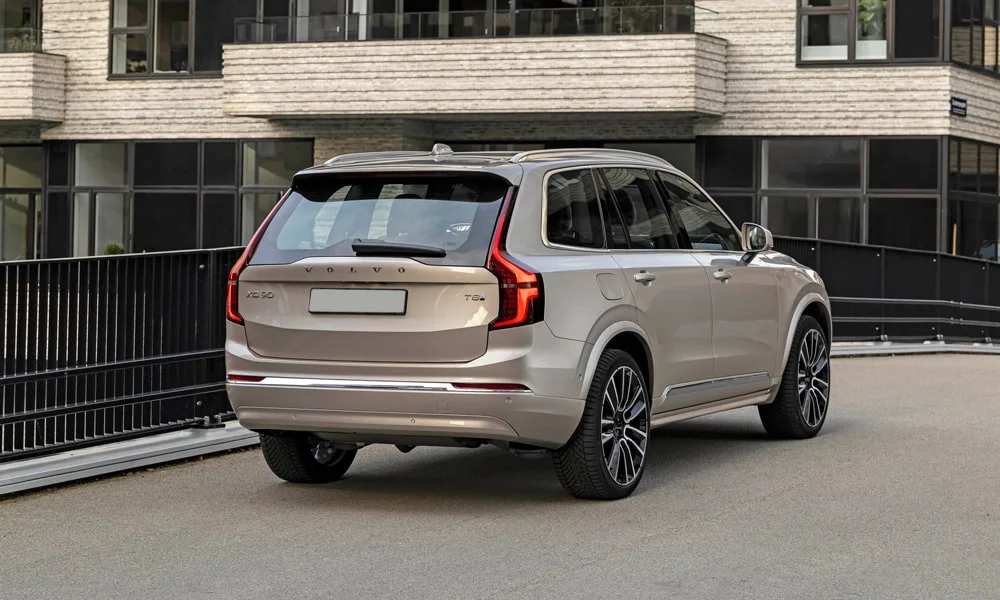 Фото Volvo XC90 (2024) — вид сзади, фото 4. Линия крыши, стойки и задняя дверь в бежевом исполнении Volvo XC90 (2024) — вид сзади, фото 4