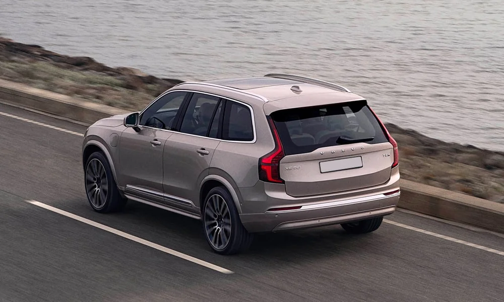 Фото Volvo XC90 (2024) — вид сзади, фото 5. Графика фонарей, бампер и оформление пятой двери. Насадки выхлопа или их имитация внизу бампера различают версии Volvo XC90 (2024) — вид сзади, фото 5