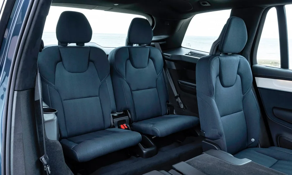Фото Volvo XC90 (2024) — задние сиденья, фото 2. Посадка второго ряда: подголовники и подлокотник. Плоский пол упрощает посадку втроём Volvo XC90 (2024) — задние сиденья, фото 2