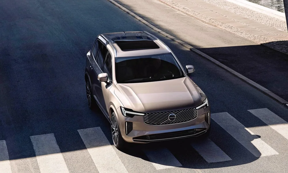 Фото Volvo XC90 (2024) — крыша. Линия крыши и панорамное остекление с высоты. Панорамное стекло зрительно увеличивает салон; шторка спасает в жару Volvo XC90 (2024) — крыша