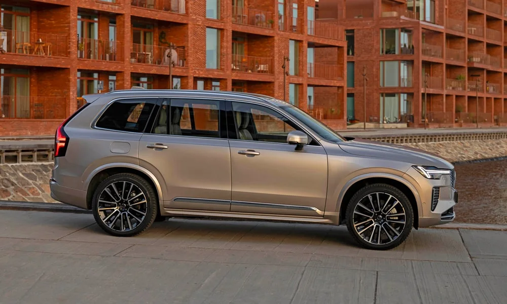 Фото Volvo XC90 (2024) — вид сбоку, фото 2. Профиль кузова: колёсная база, свесы и линия остекления Volvo XC90 (2024) — вид сбоку, фото 2