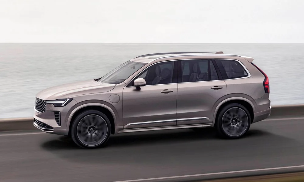 Фото Volvo XC90 (2024) — вид сбоку, фото 3. Профиль кузова: колёсная база, свесы и линия остекления. Хромированные или чёрные молдинги окон отличают комплектации Volvo XC90 (2024) — вид сбоку, фото 3