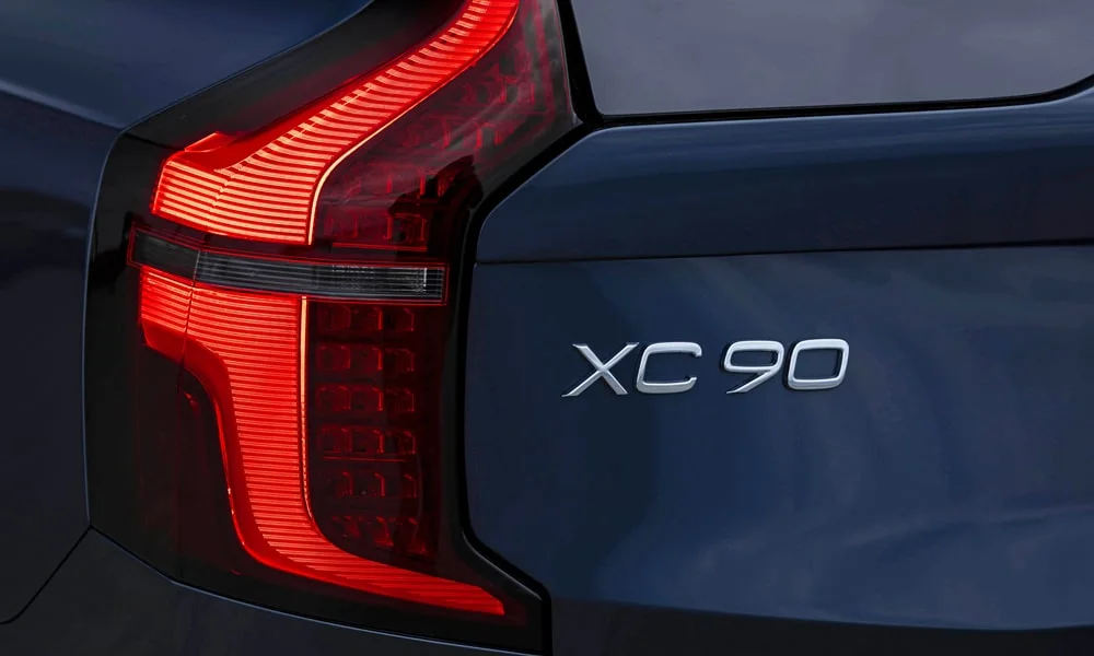 Фото Volvo XC90 (2024) — задние фонари. Рассеиватель фонаря вблизи: компоновка секций габарита, стопа и поворотника. Динамические поворотники с бегущей индикацией встречаются в старших комплектациях Volvo XC90 (2024) — задние фонари
