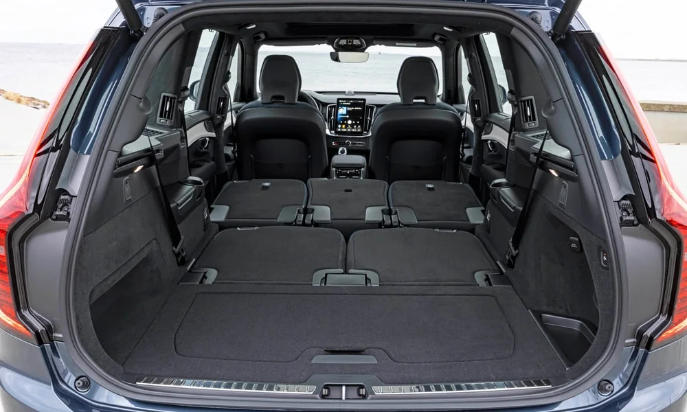 Фото Volvo XC90 (2024) — багажник, фото 2. Форма проёма, ровный пол и организация пространства Volvo XC90 (2024) — багажник, фото 2