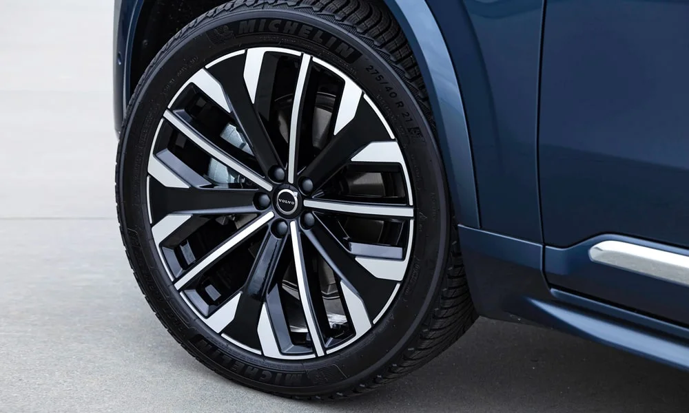 Фото Volvo XC90 (2024) — колесо и диск. Дизайн спиц и профиль резины крупным планом. При подборе зимнего комплекта сохраняйте наружный диаметр колеса Volvo XC90 (2024) — колесо и диск