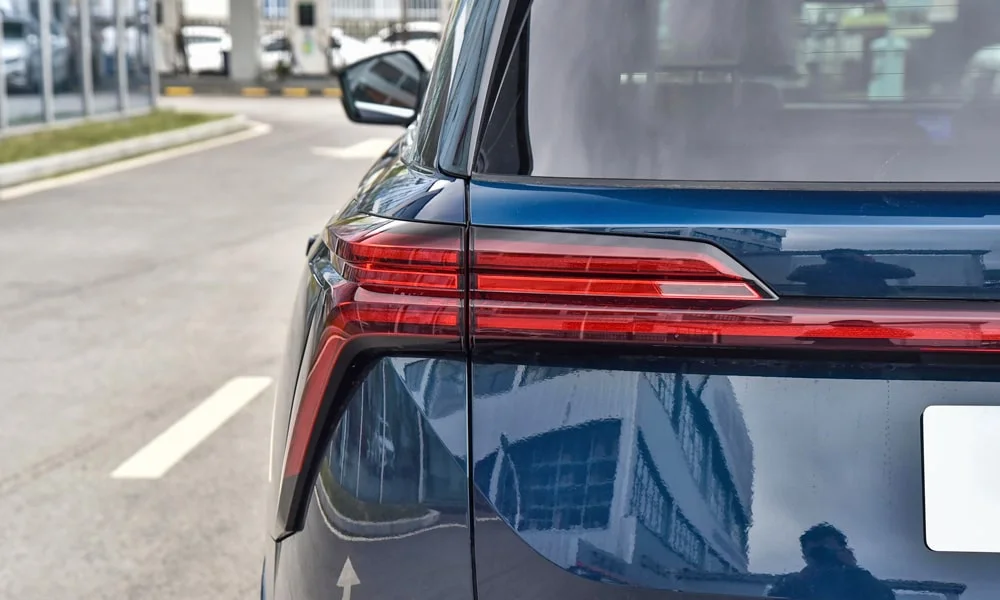 Фото WEY Wey Lanshan (2024) — вид сзади, фото 4. Синий кузов сзади — фонари и бампер определяют ночной образ модели. Насадки выхлопа или их имитация внизу бампера различают версии WEY Wey Lanshan (2024) — вид сзади, фото 4