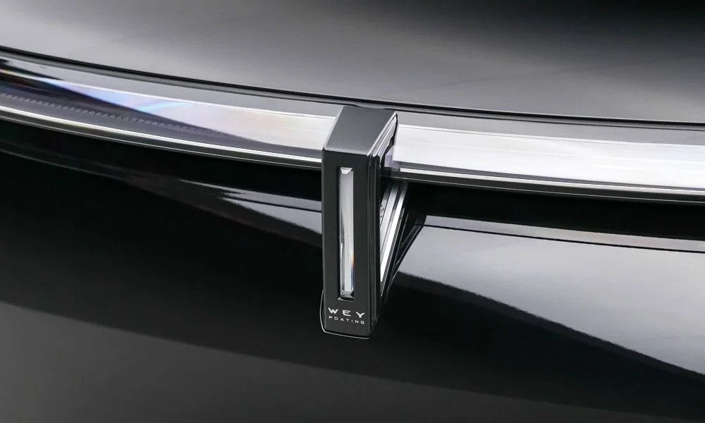 Фото WEY Wey V9X — дверная ручка. Зона ручки крупным планом: подгонка панелей и кромок. Бесключевой доступ будит машину при касании ручки WEY Wey V9X — дверная ручка